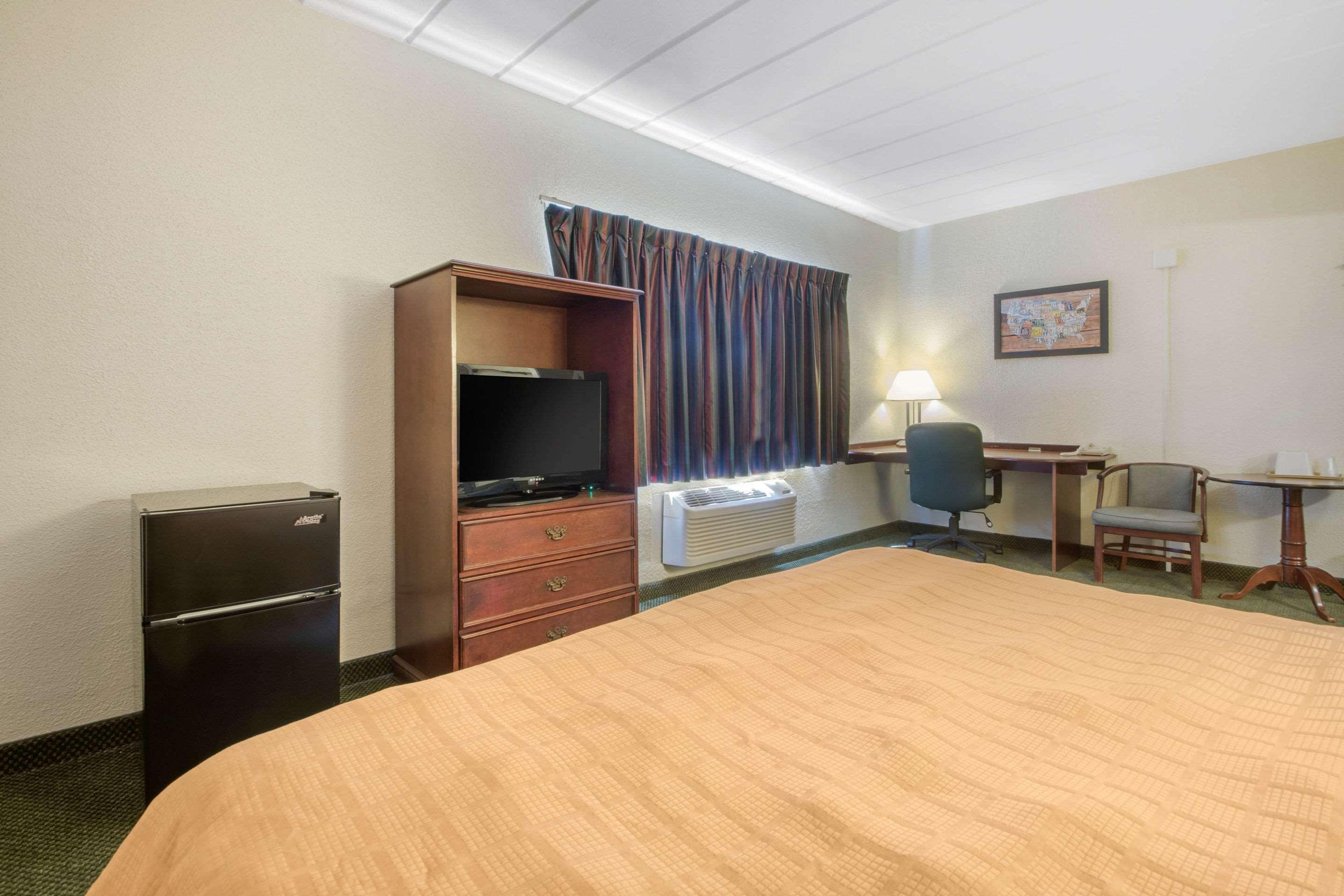 Econo Lodge Wisconsin Rapids Esterno foto