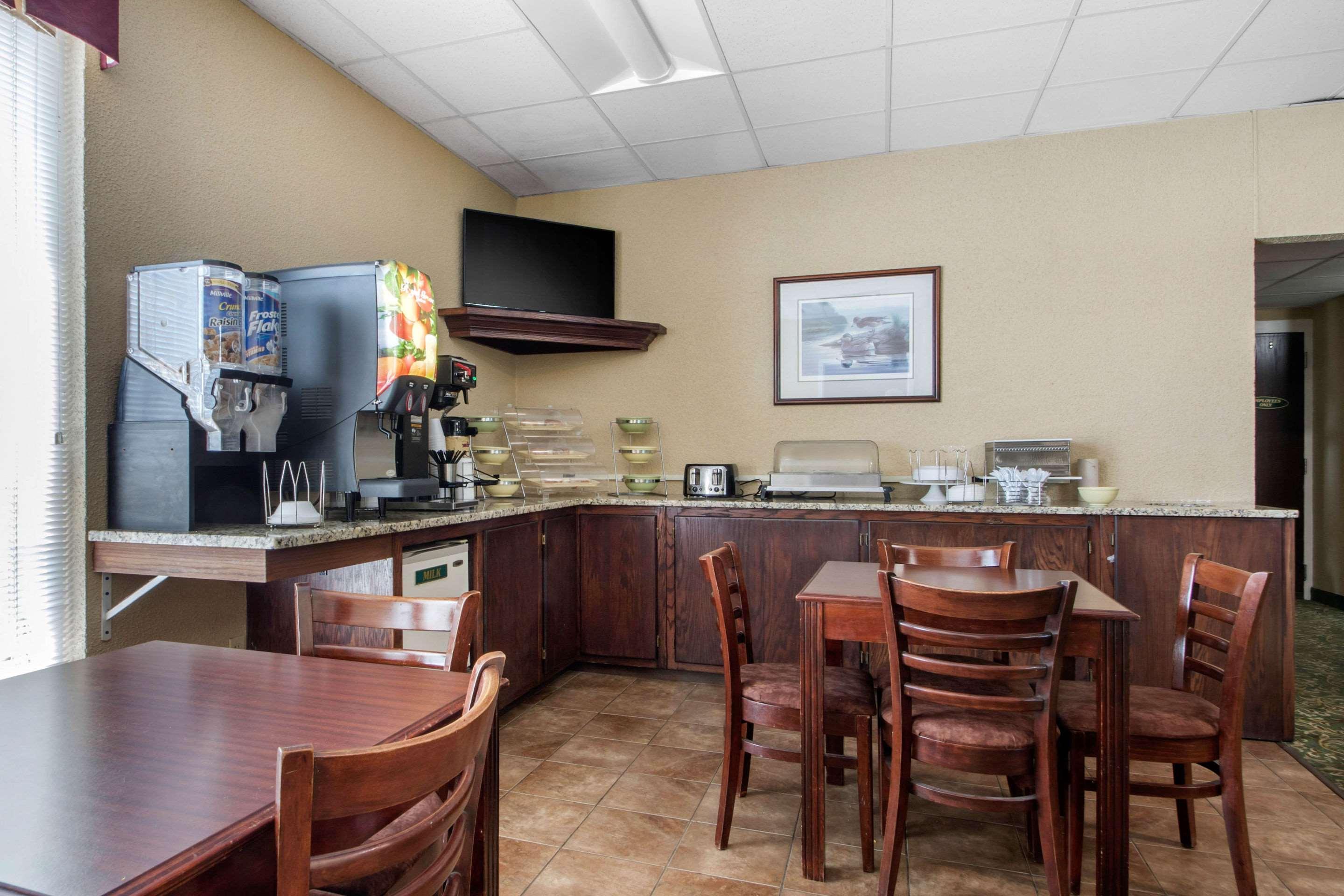 Econo Lodge Wisconsin Rapids Esterno foto