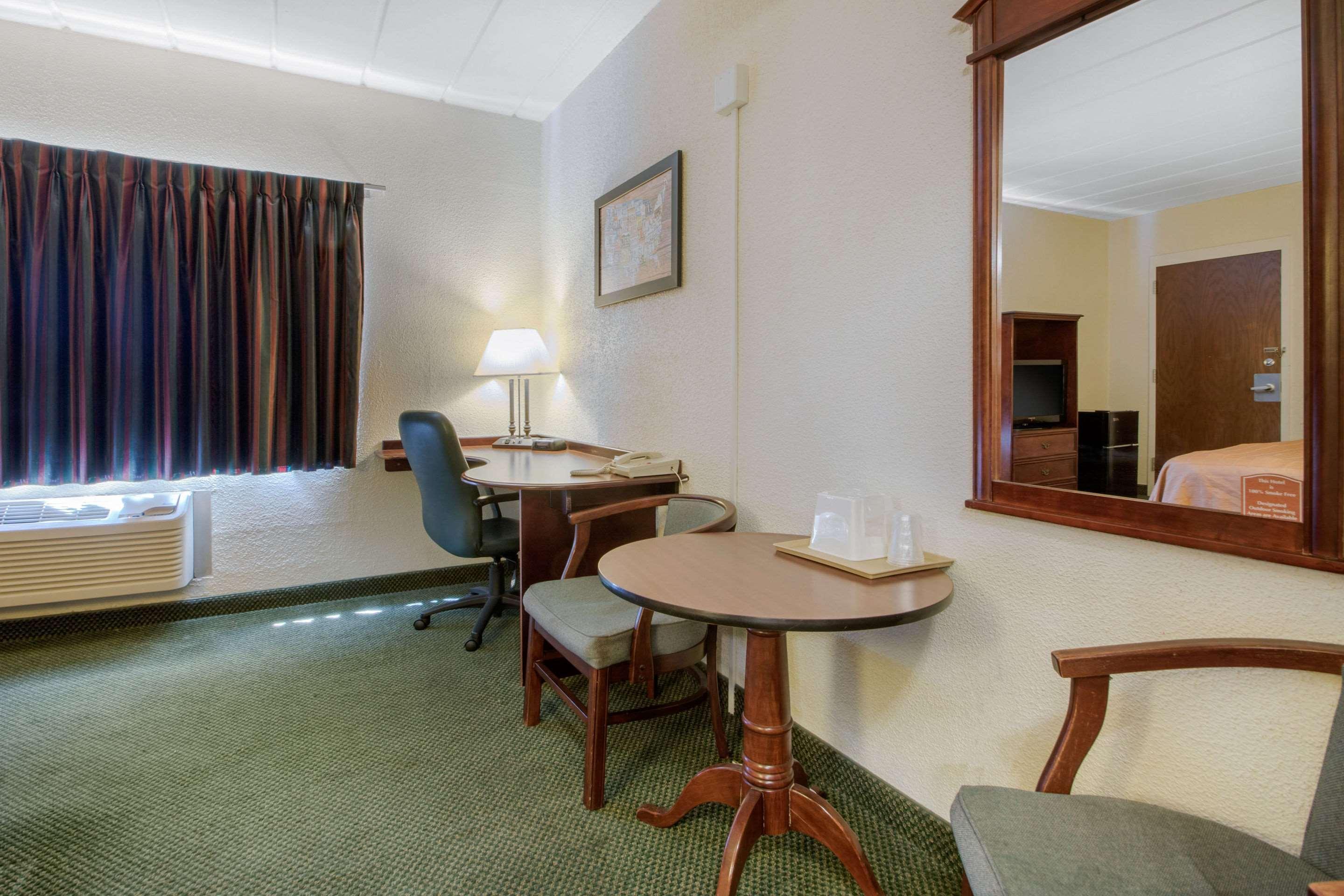 Econo Lodge Wisconsin Rapids Esterno foto