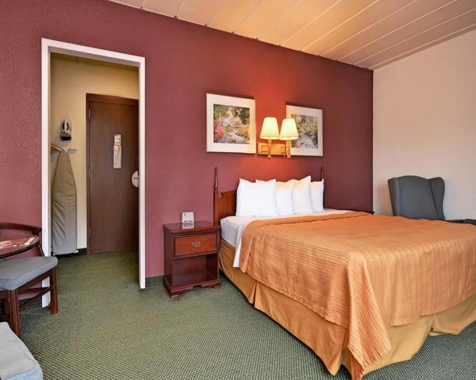 Econo Lodge Wisconsin Rapids Esterno foto